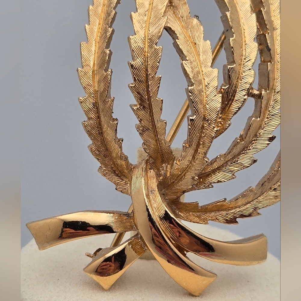Monet Brooch Brushed Finish Fern Foliage Gold Tone Pin Retro Estate Sale - Picture 4 of 10